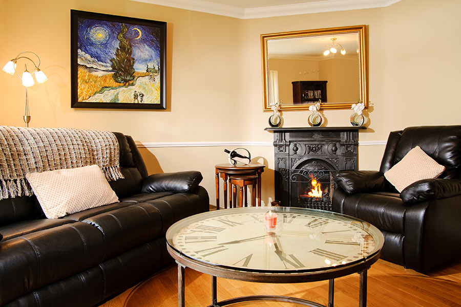 Guest reading room at Sika Lodge